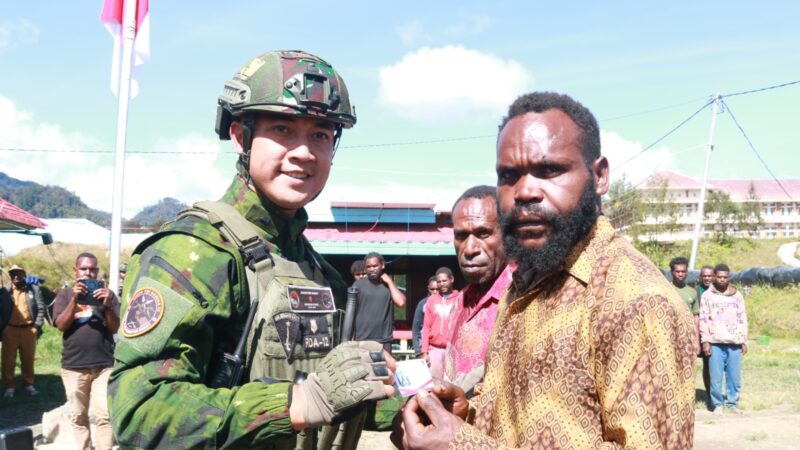 Satgas Yonif 631/Antang berhasil mengantar 2 anggota OPM Kodap VIII Intan Jaya ikrar setia kepada NKRI