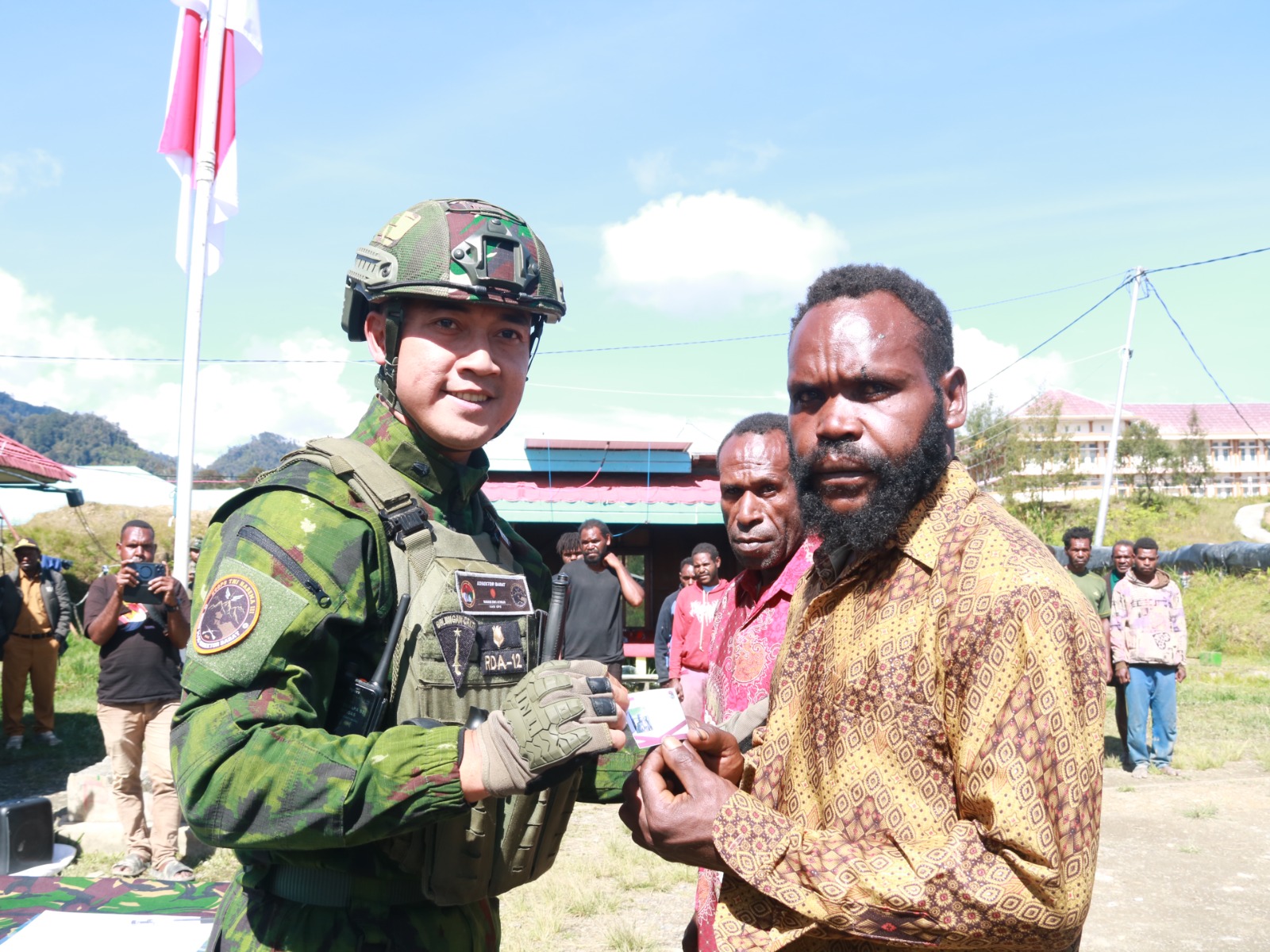 Satgas Yonif 631/Antang berhasil mengantar 2 anggota OPM Kodap VIII Intan Jaya ikrar setia kepada NKRI