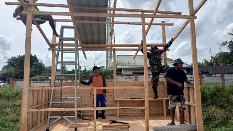 Peduli Keamanan Warga, Babinsa Gotong-royong Bangun Poskamling