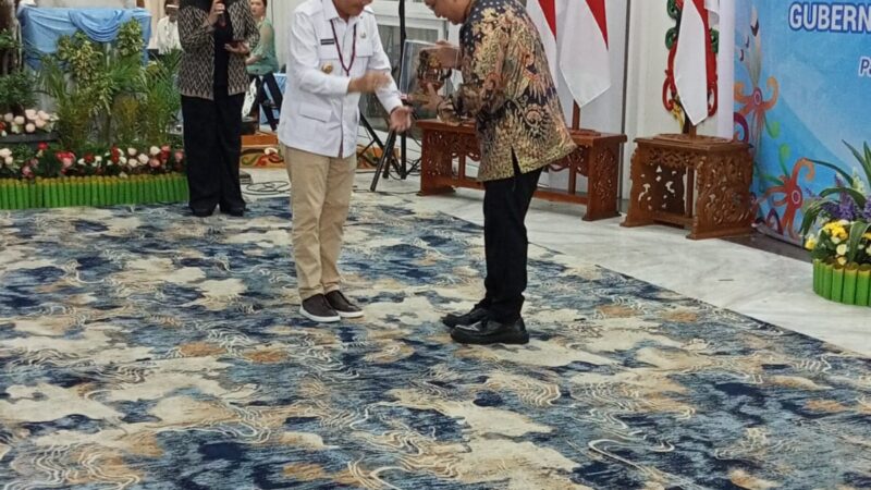 Stafsus Presiden Bidang Ekonomi Kreatif Nikmati Seni Budaya Dayak.