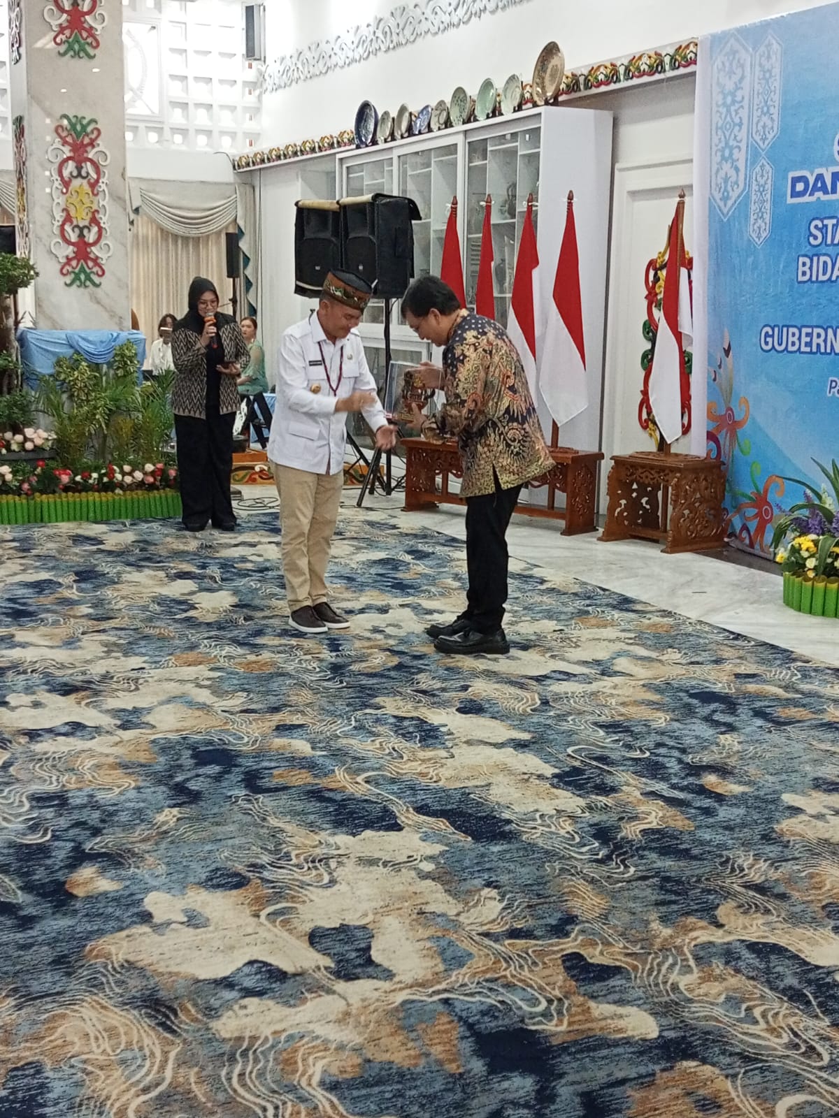 Stafsus Presiden Bidang Ekonomi Kreatif Nikmati Seni Budaya Dayak.