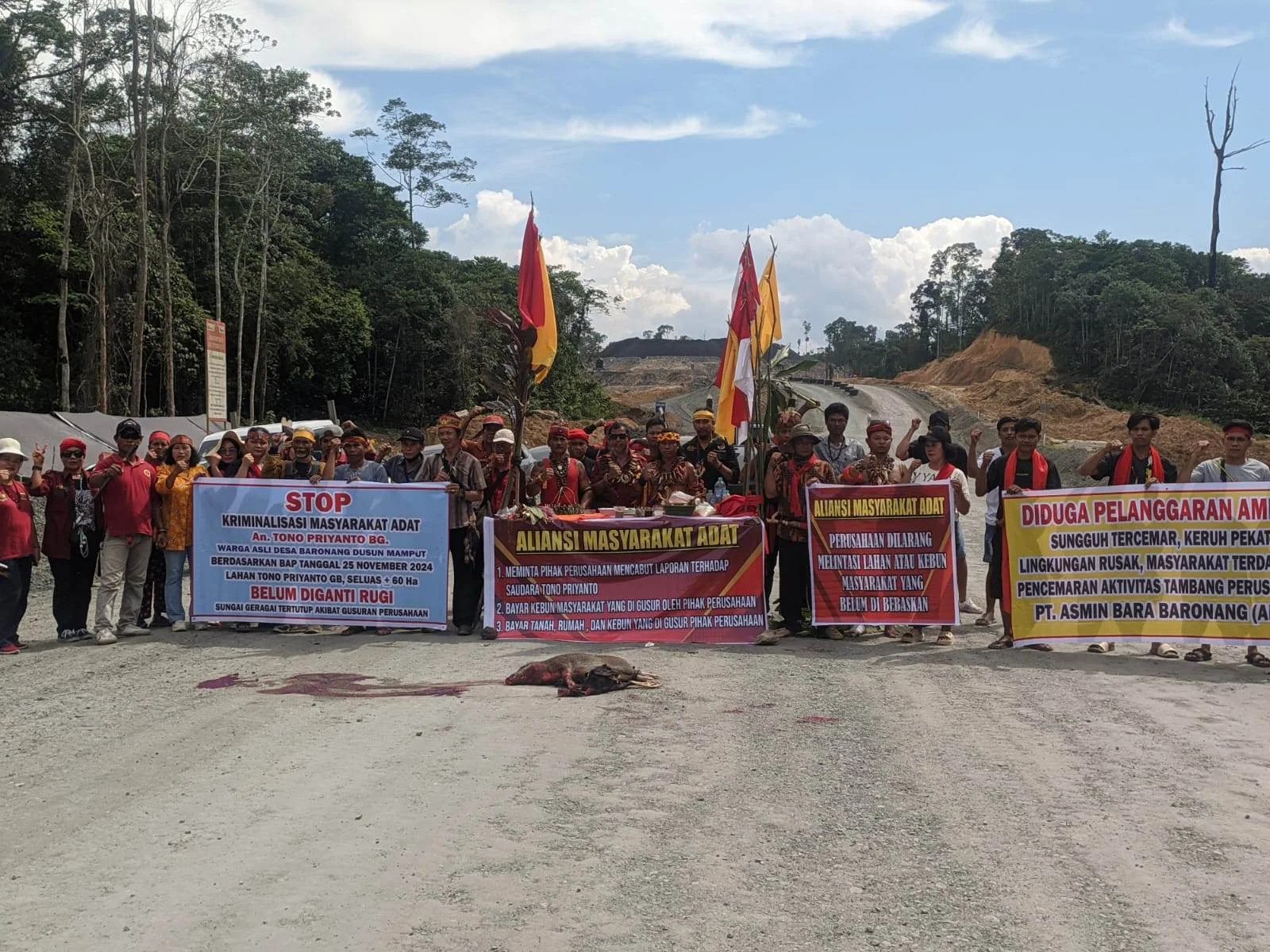Aliansi Masyarakat Adat Pembela Utus Gelar Demo Perusahaan Bara Kapuas.