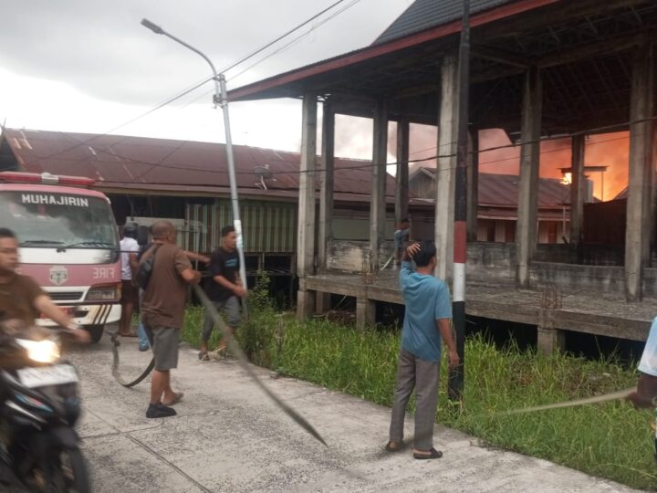 Gerak Cepat, Babinsa Kodim 1016/Palangka Raya Bantu Padamkan Kebakaran Rumah Warga
