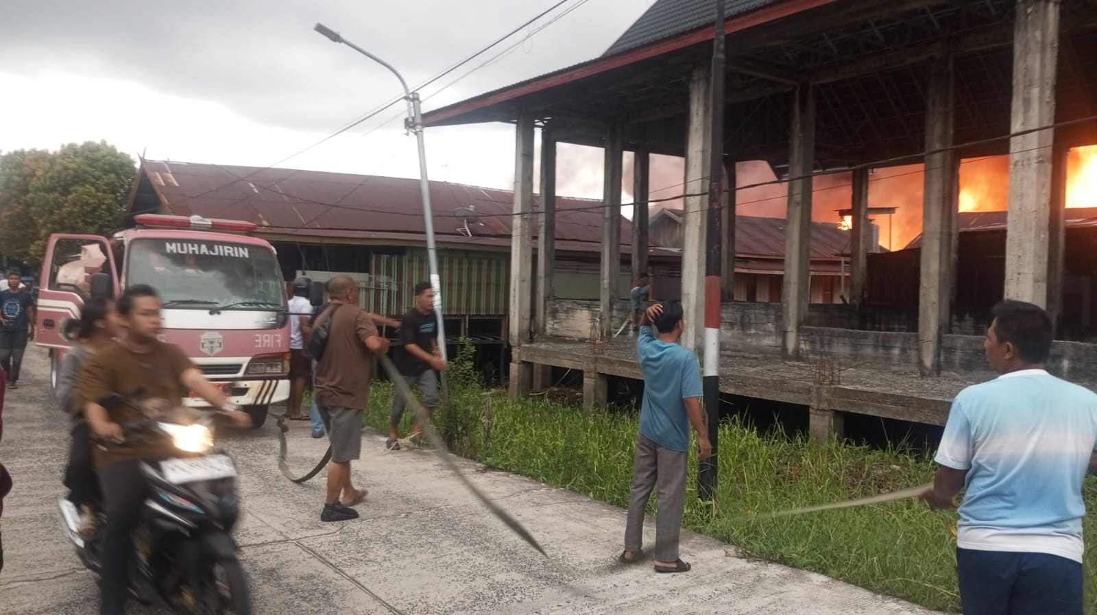 Gerak Cepat, Babinsa Kodim 1016/Palangka Raya Bantu Padamkan Kebakaran Rumah Warga