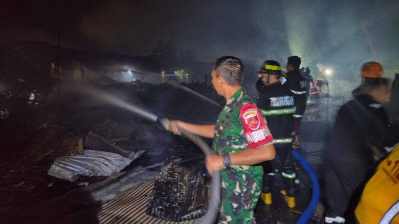 Respon Cepat, Babinsa Kodim 1016/Palangka Raya Bantu Padamkan Kebakaran Rumah Warga Binaan
