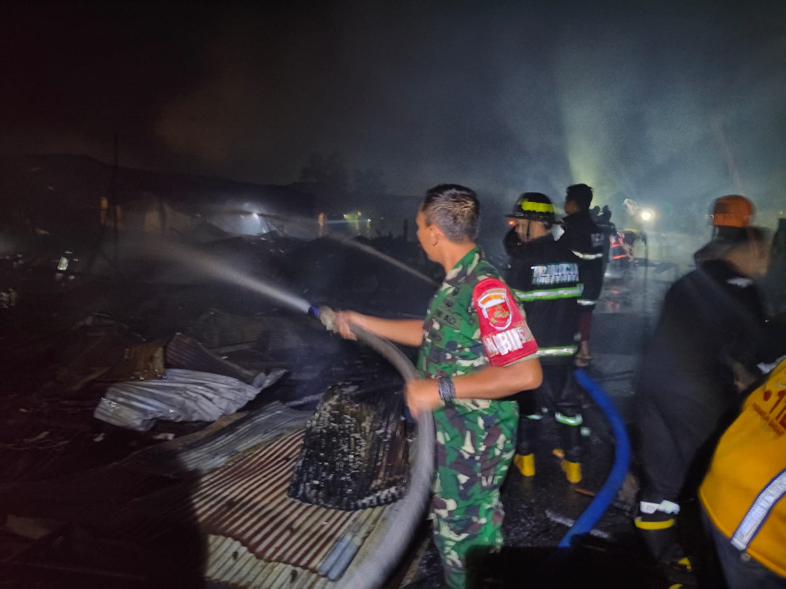 Respon Cepat, Babinsa Kodim 1016/Palangka Raya Bantu Padamkan Kebakaran Rumah Warga Binaan