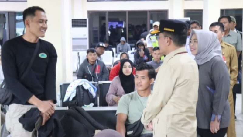 Gubernur dan Bupati Kobar Pantau Arus Mudik di Bandara Iskandar