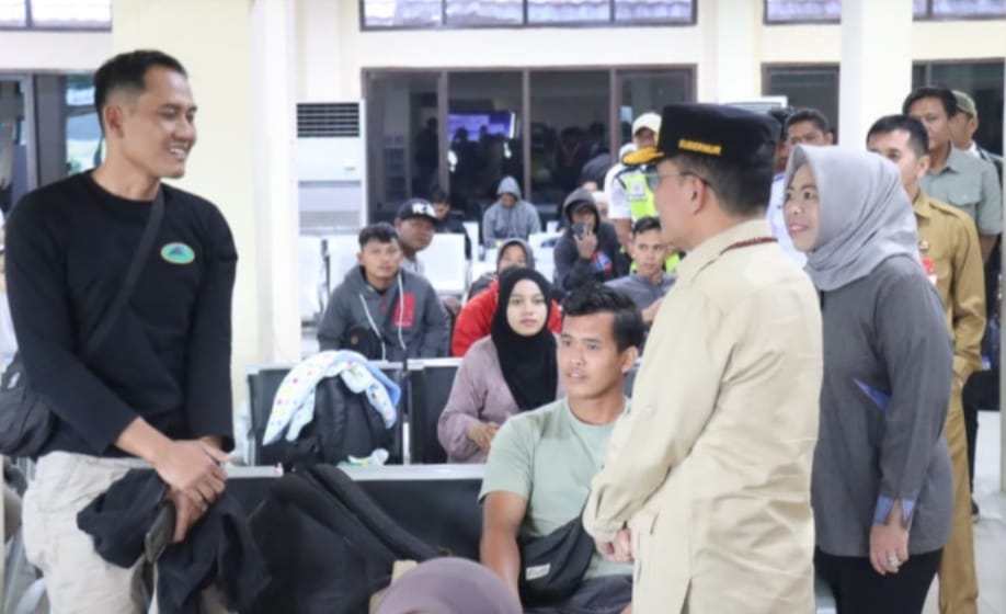 Gubernur dan Bupati Kobar Pantau Arus Mudik di Bandara Iskandar