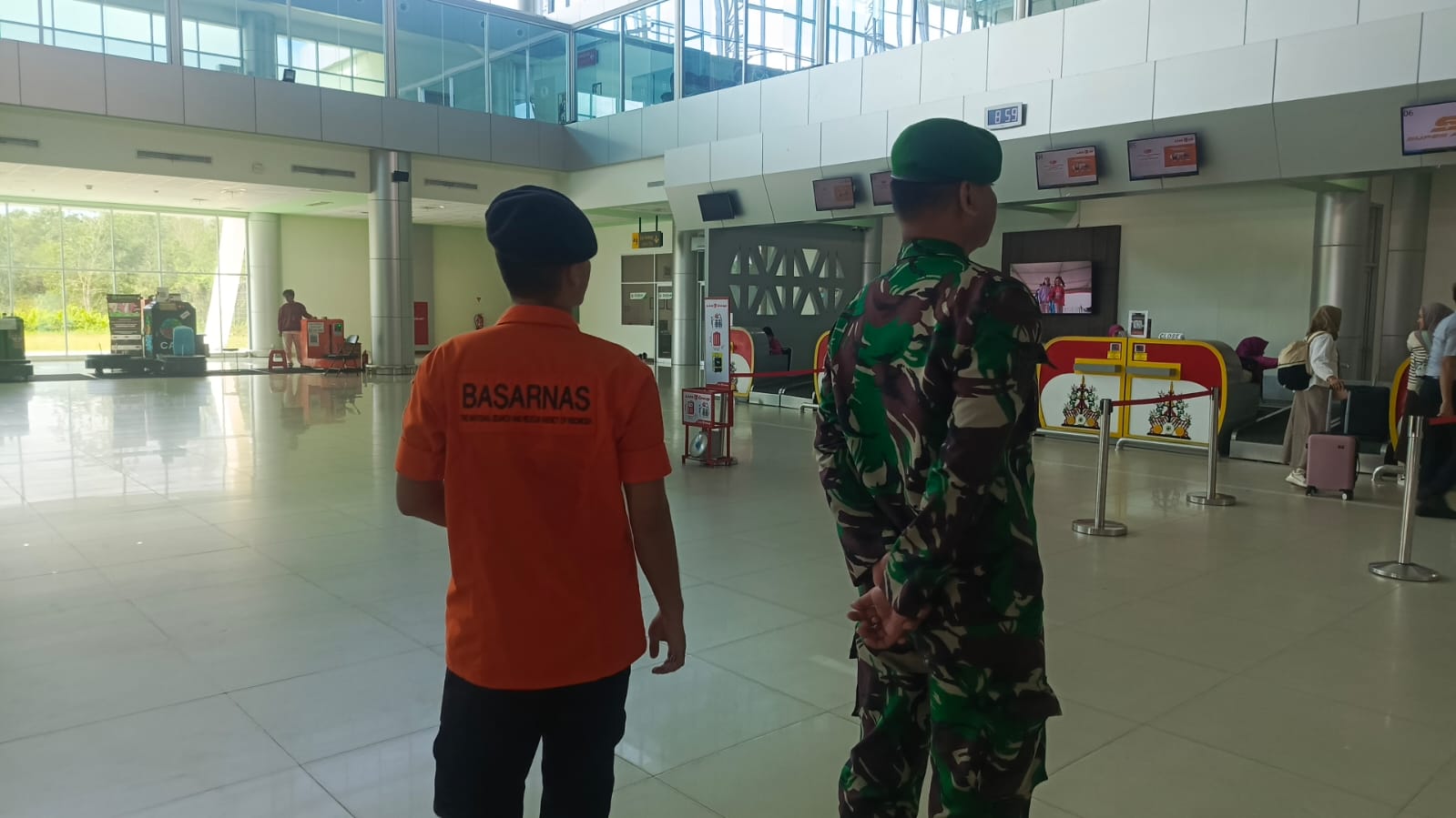 Amankan Arus Mudik Lebaran, Anggota Kodim 1016/Palangka Raya Jaga Bandara Tjilik Riwut