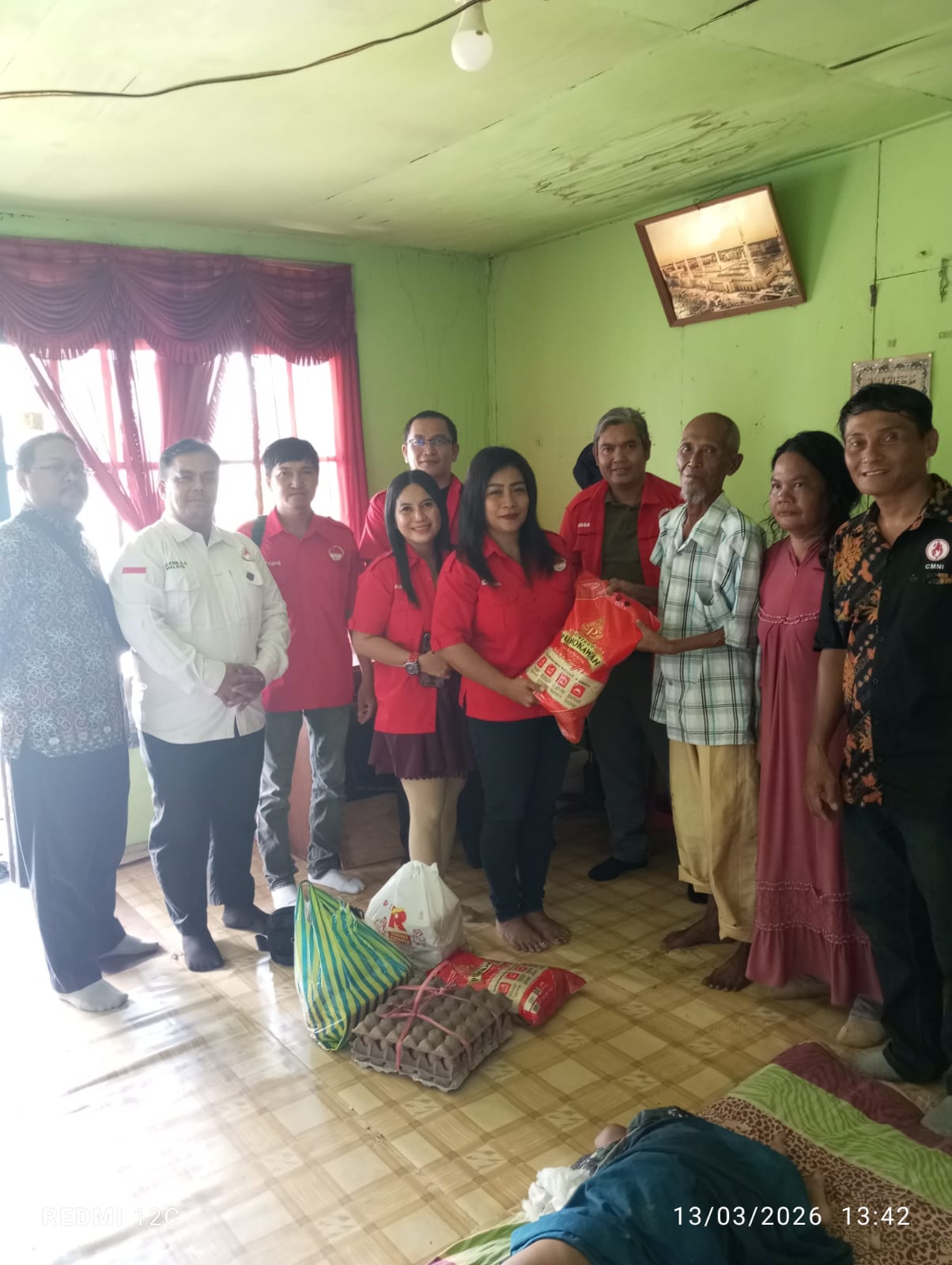 BARISAN RELAWAN BHINNEKA JAYA KALIMANTAN TENGAH SALURKAN BANTUAN SEMBAKO UNTUK KELUARGA PRA-SEJAHTERA.