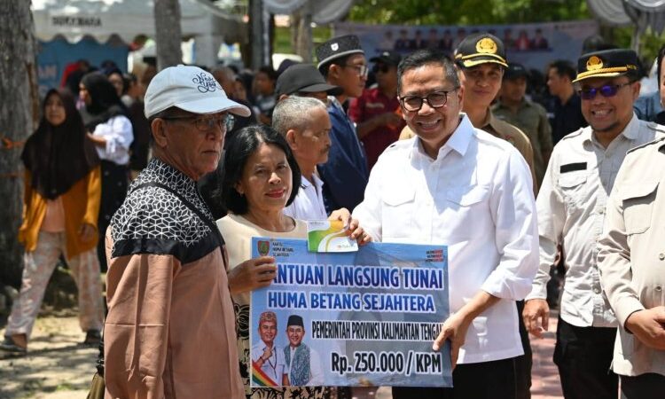 Jelang Hari Raya Nyepi dan Idul Fitru, Plt.Sekda Salurkan Bansos di Sukamara.