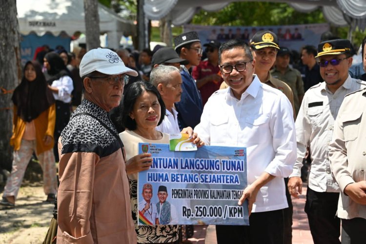 Jelang Hari Raya Nyepi dan Idul Fitru, Plt.Sekda Salurkan Bansos di Sukamara.