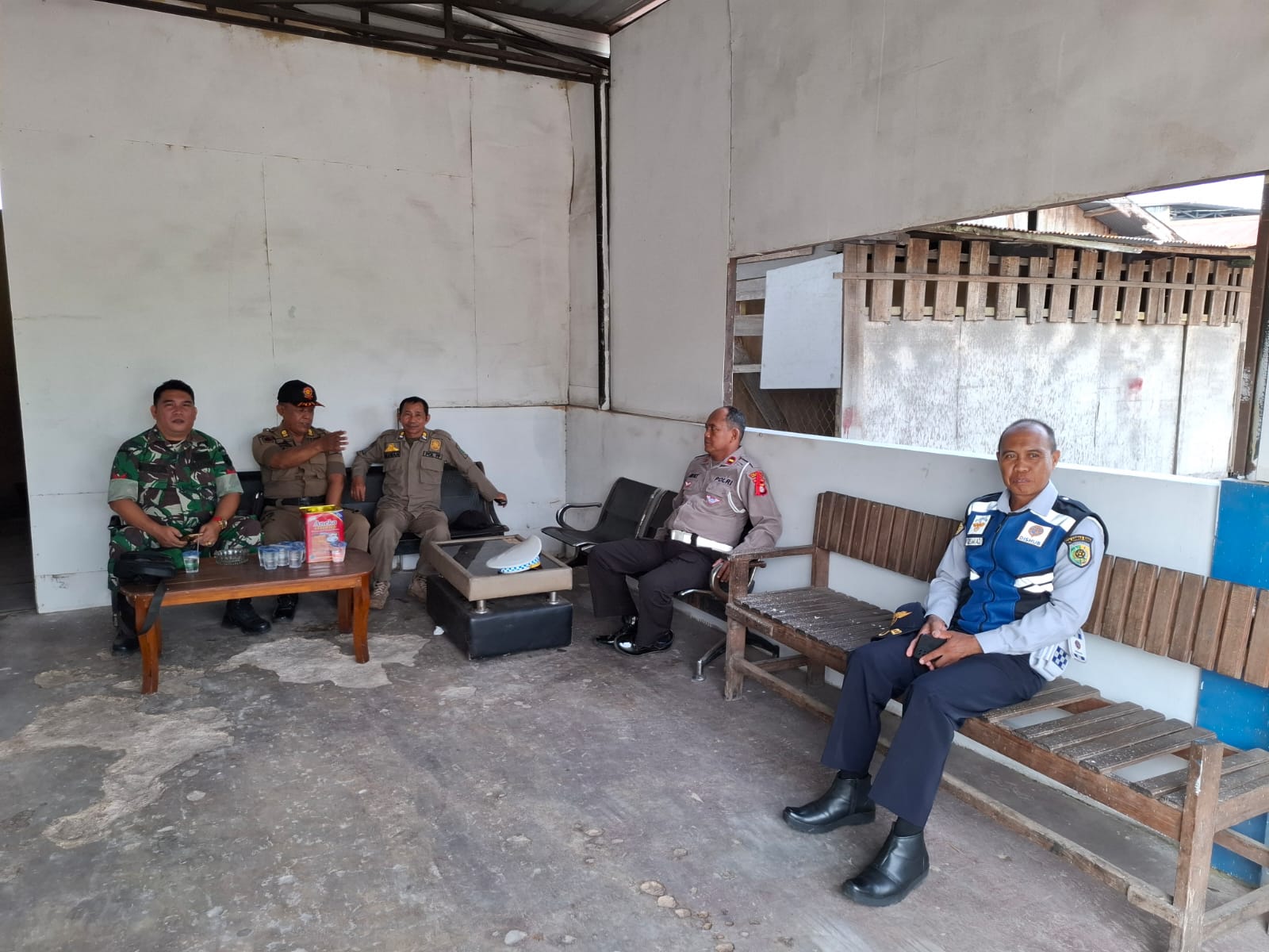 Jalin Silaturahmi Usai Lebaran, Babinsa Komsos Bersama Warga