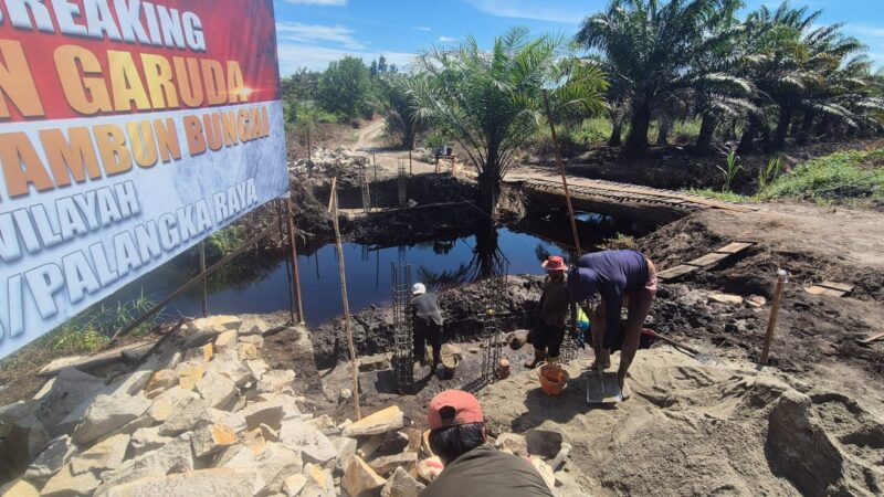 Pekerja Laksanakan Pemasangan Pondasi Batu Jembatan Garuda