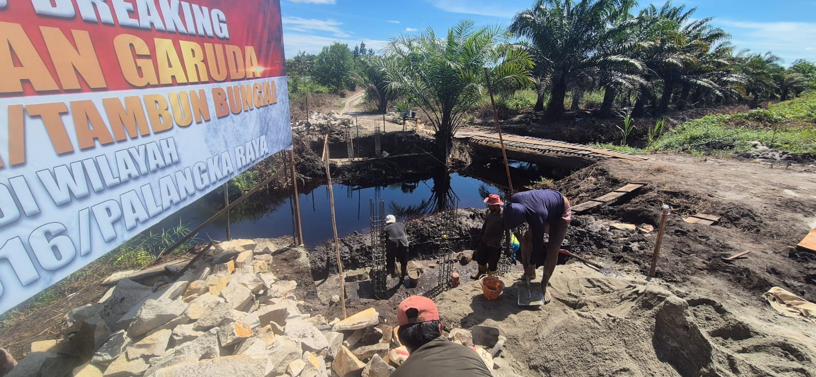 Pekerja Laksanakan Pemasangan Pondasi Batu Jembatan Garuda