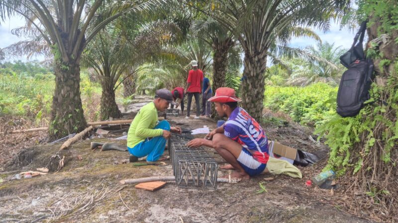 Masyarakat Antusias Gotong Royong Bangun Jembatan Garuda