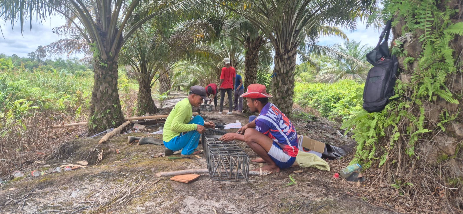 Masyarakat Antusias Gotong Royong Bangun Jembatan Garuda
