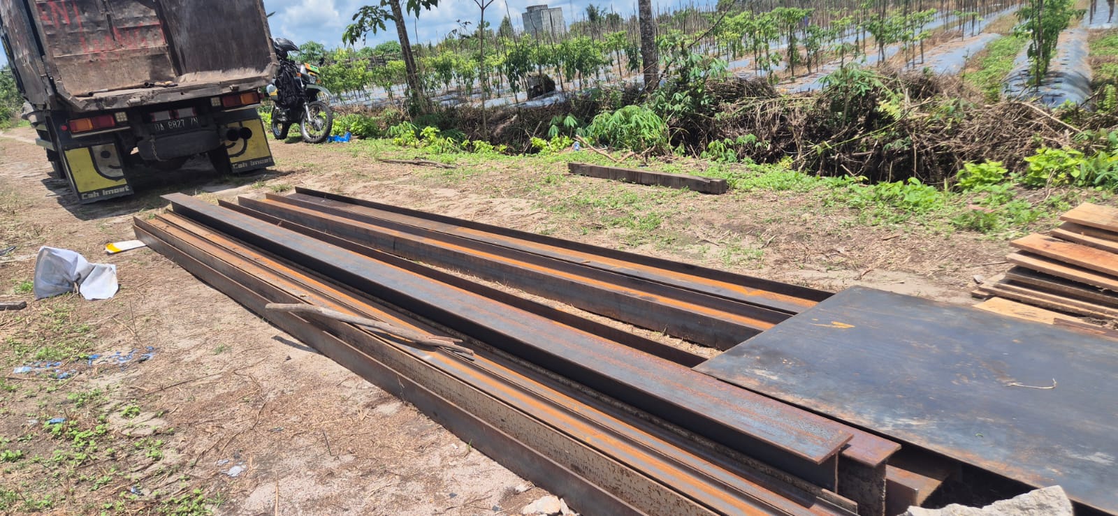 Besi Jembatan Garuda Telah Tiba, Pembangunan Semakin Dipercepat