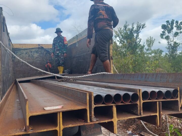TNI Bersama Masyarakat Gotong Royong Bangun Jembatan Garuda