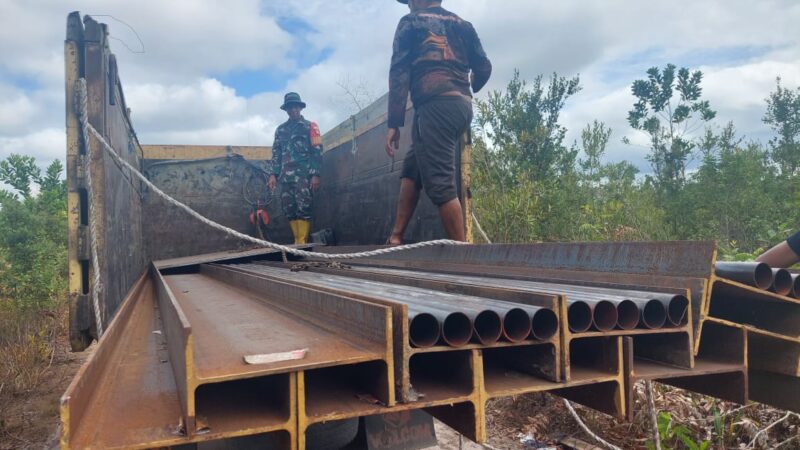 TNI Bersama Masyarakat Gotong Royong Bangun Jembatan Garuda