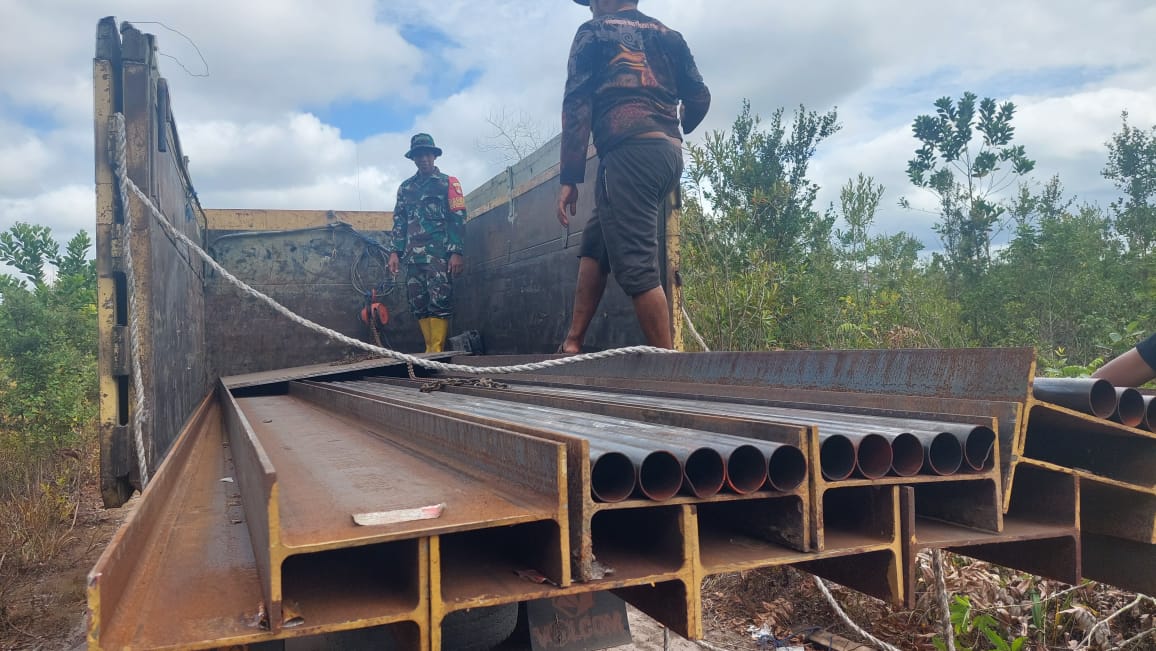 TNI Bersama Masyarakat Gotong Royong Bangun Jembatan Garuda