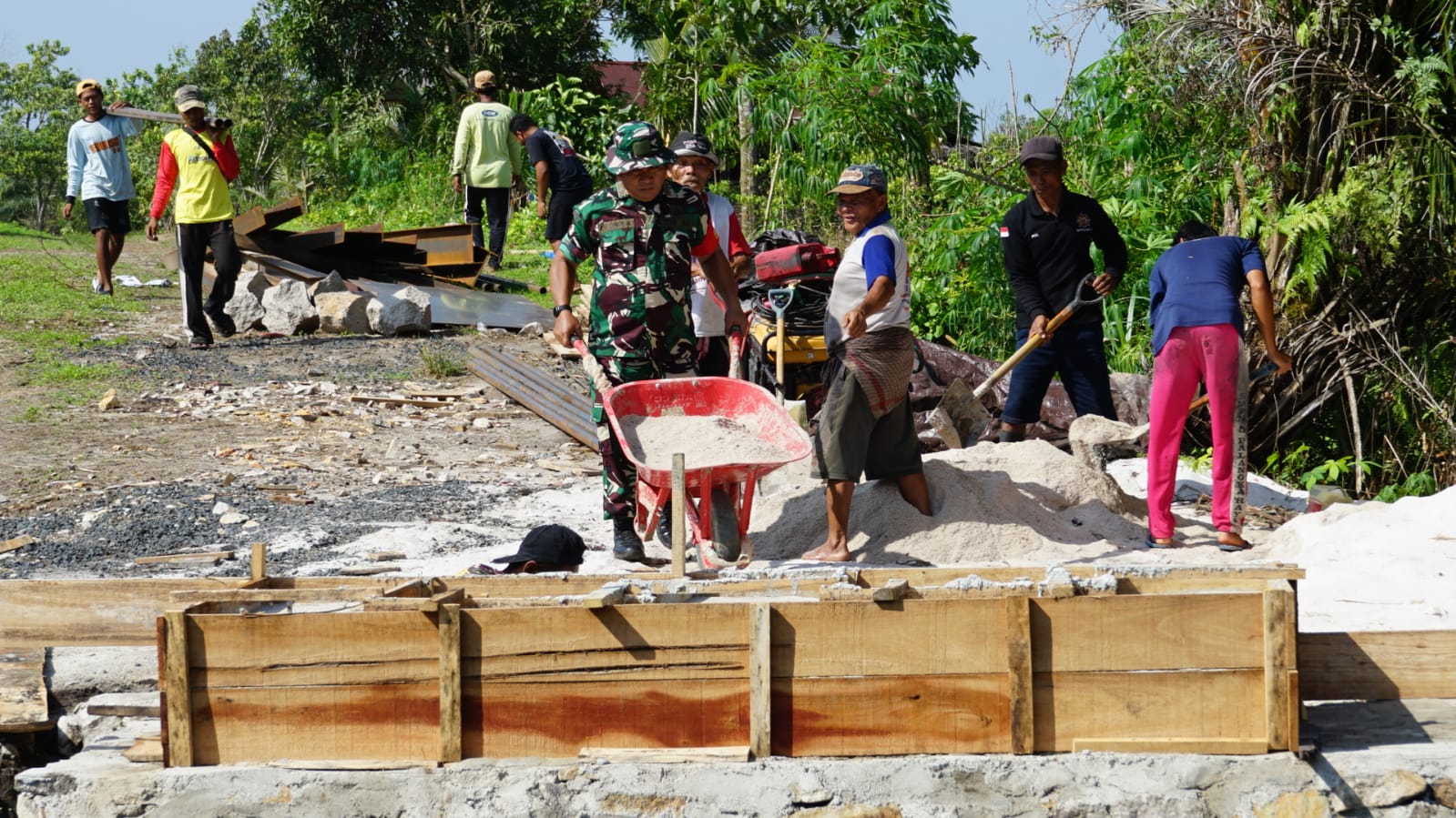 Kebut Pembangunan Jembatan Garuda, TNI Bersama Masyarakat Gotong Royong