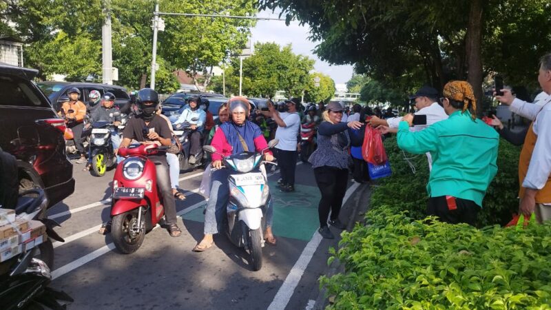 PEWARNA DKI Berbagi Kasih Paskah dengan bagikan Pohon dan Telor Paskah