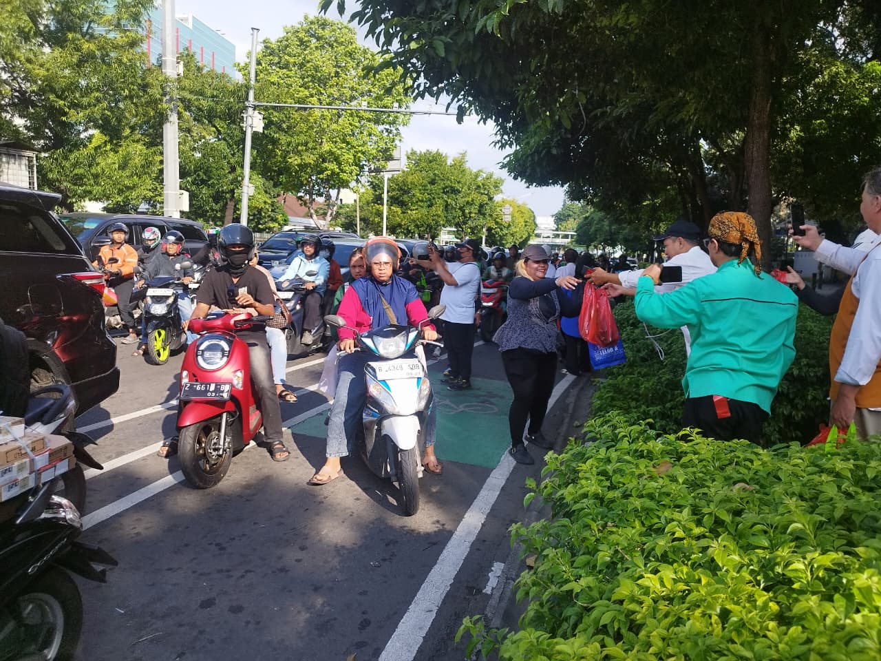 PEWARNA DKI Berbagi Kasih Paskah dengan bagikan Pohon dan Telor Paskah