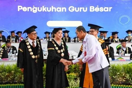 Dihadiri Staf Ahli Gubernur, UPR Kukuhkan Guru Besar.