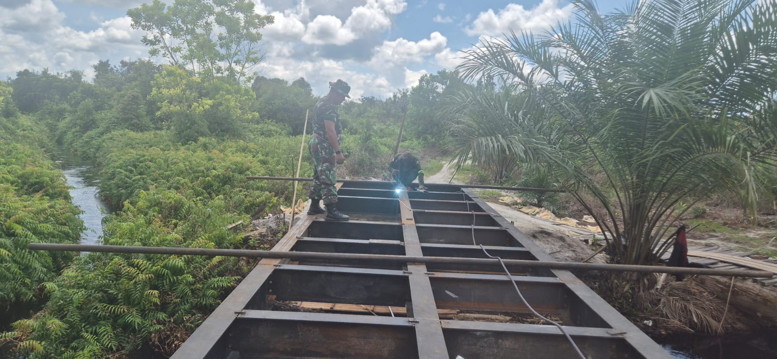 Pemasangan Besi WF Hampir Selesai, Pembangunan Jembatan Terus Dikebut