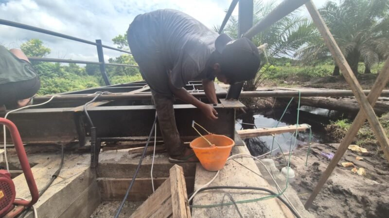 Pembangunan Jembatan Memasuki Tahap Perakitan Besi Lantai dan Pagar