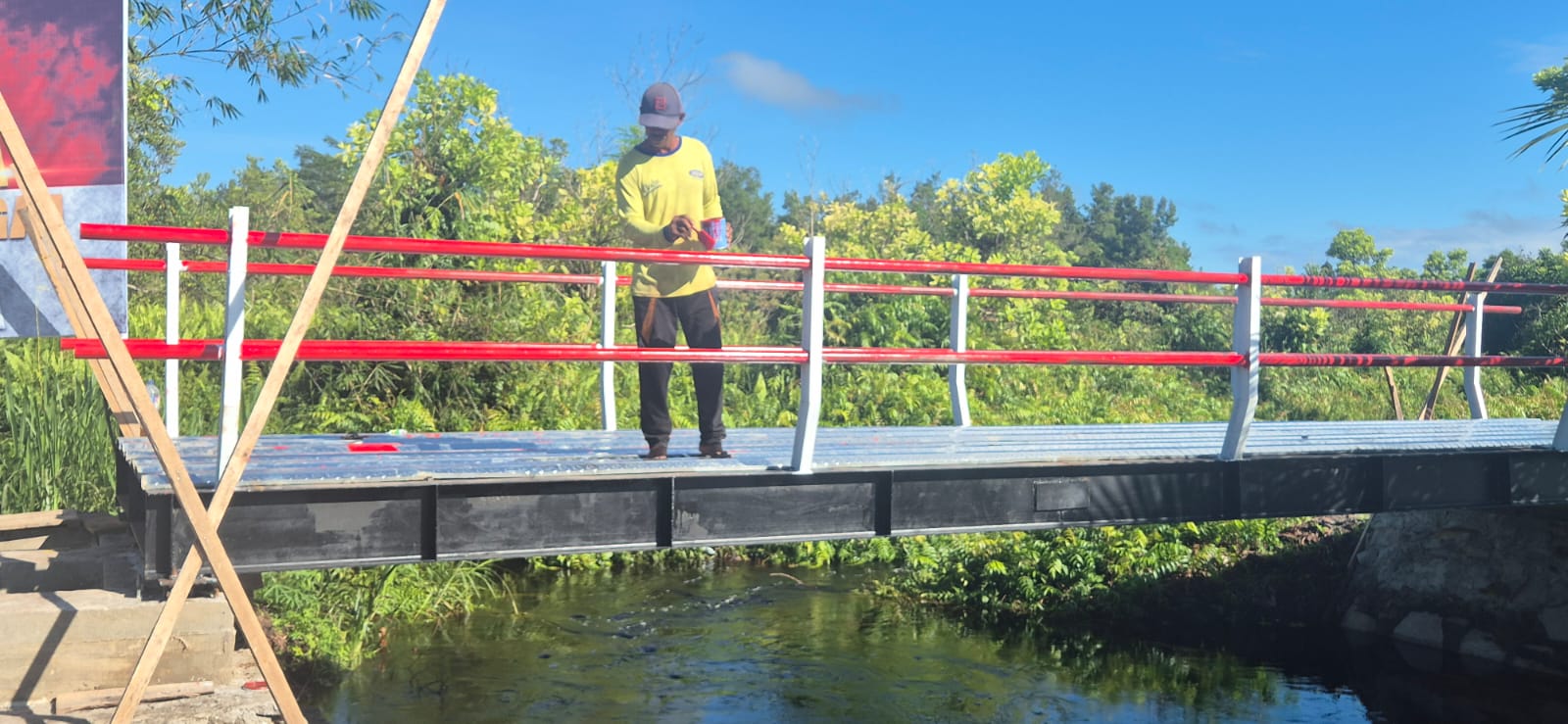 Pembangunan Jembatan Memasuki Tahap Pemasangan Bondek dan Pengecatan Pagar