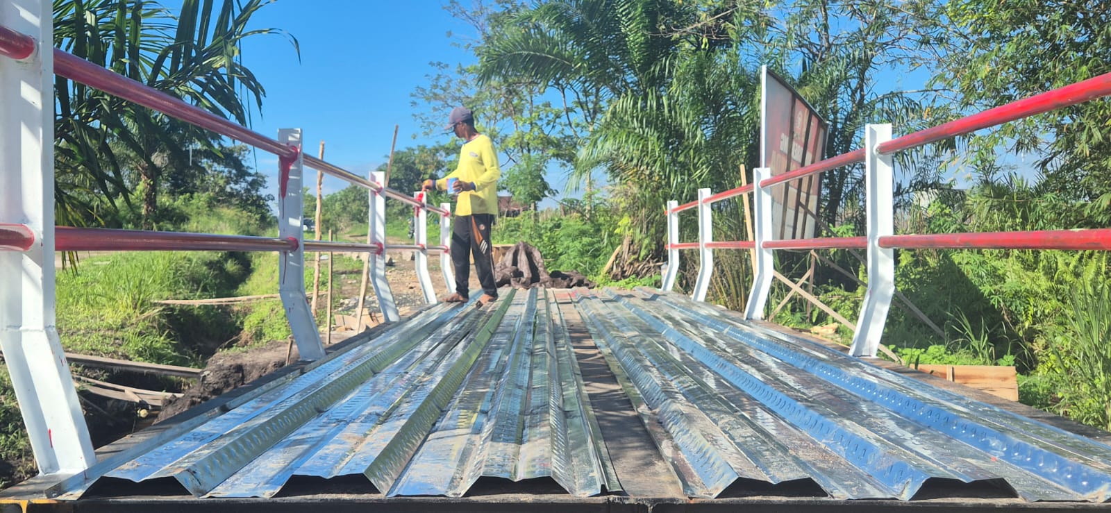 Pembangunan Jembatan Garuda Lanjut Pengecatan Pagar