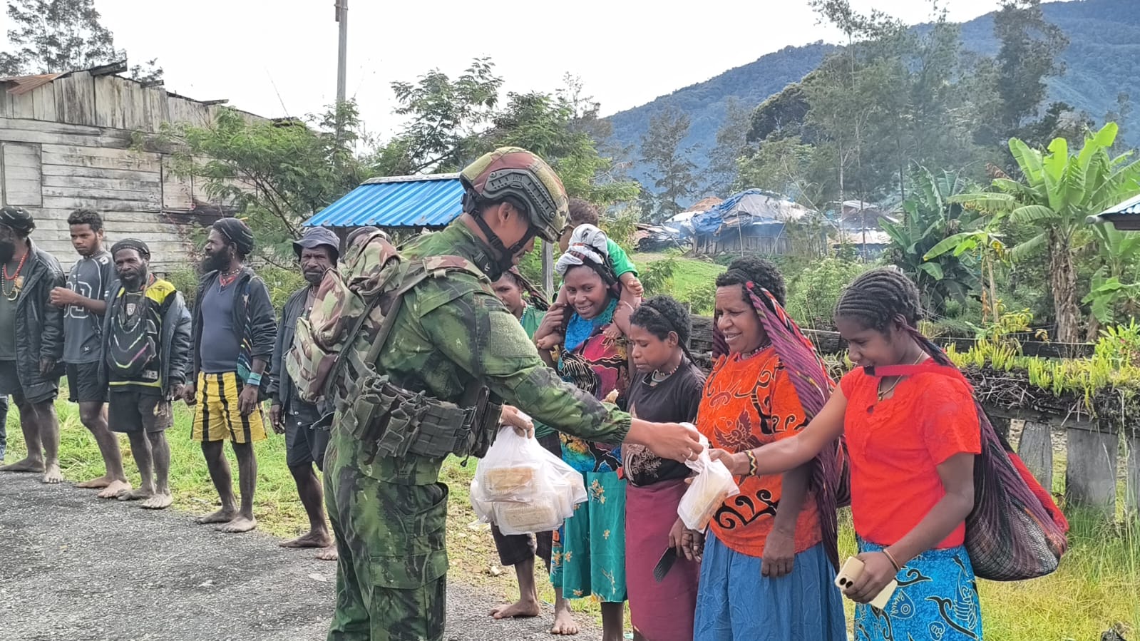 Sapa Warga di Distrik Sinak,Papua Tengah, Yonif 621/Manuntung (Mtg) Gelar Bakti Sosial. 