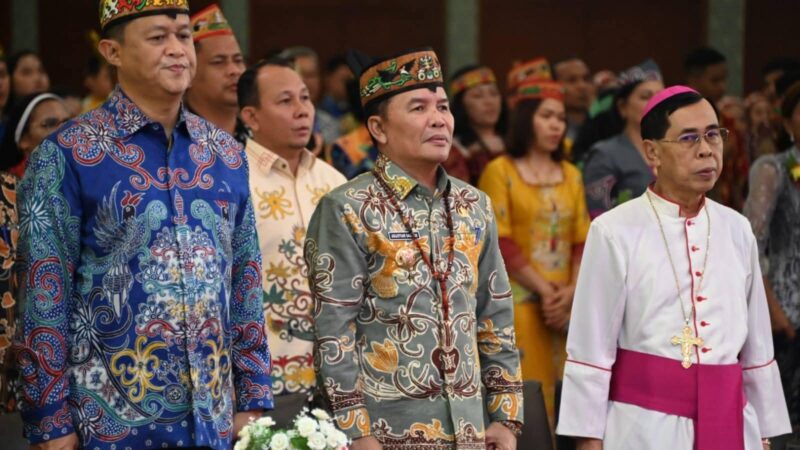 Saling Apresiasi Gubernur Agustiar dan Uskup Aloysius di Pesta Perak Tahbisan Episcopal