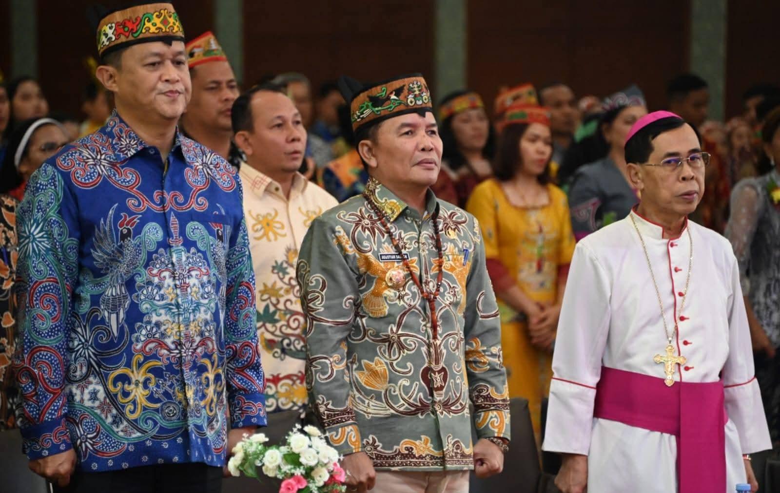Saling Apresiasi Gubernur Agustiar dan Uskup Aloysius di Pesta Perak Tahbisan Episcopal
