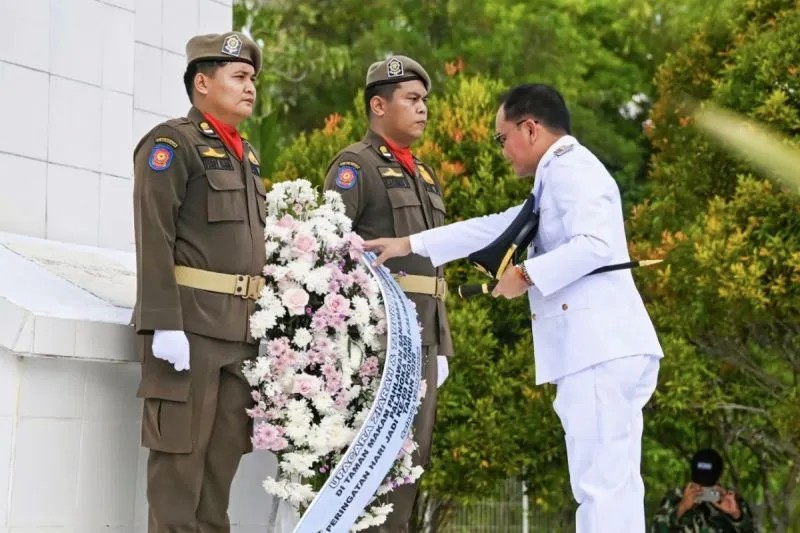 Gubernur Pimpin Apel Ziarah di Taman Makam Pahlawan Sanam Lampang.