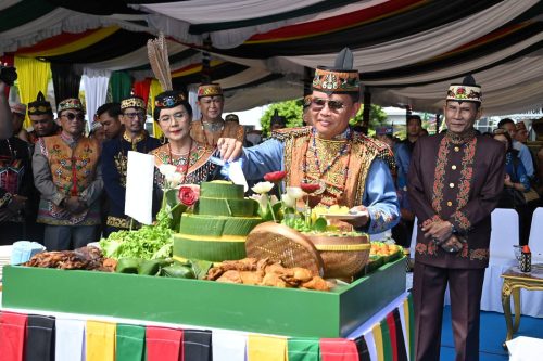 Puncak HUT 69 Kalteng, Gubernur Potong Panginan Sukup Simpan.