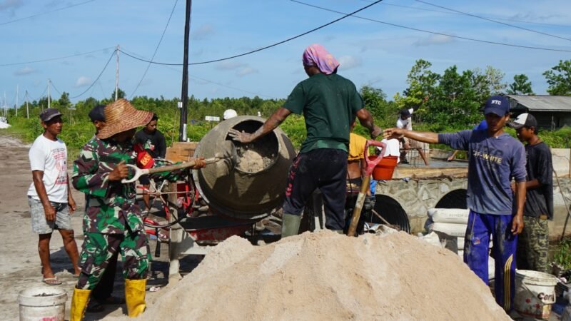 Peduli dengan Warga Setempat, Babinsa Kodim 1016/Plk Laksanakan Gotong Royong 