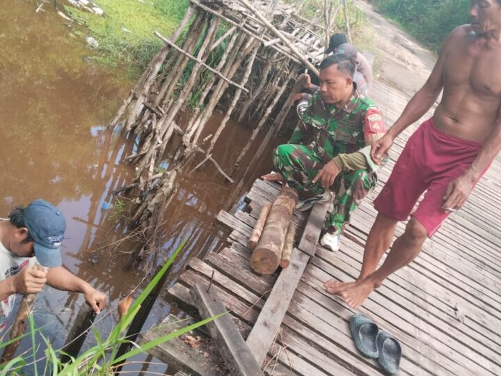 Wujud Kepedulian kepada Masyarakat, Babinsa Gotong Royong Perbaiki Jembatan