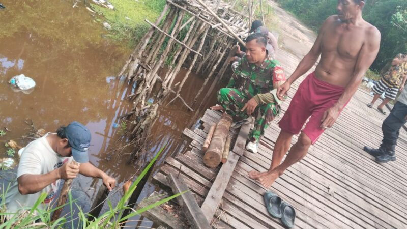 Wujud Kepedulian kepada Masyarakat, Babinsa Gotong Royong Perbaiki Jembatan