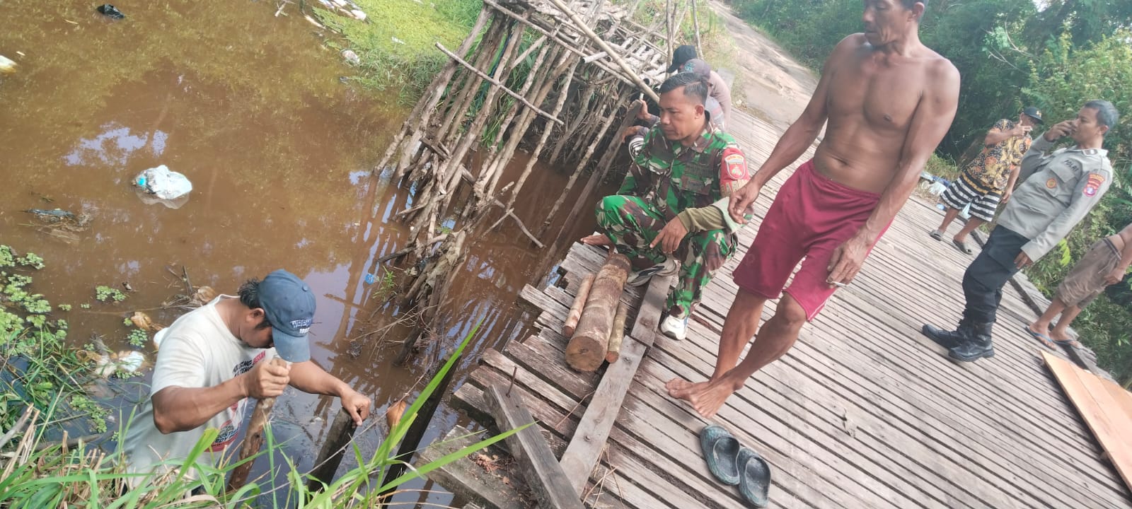 Wujud Kepedulian kepada Masyarakat, Babinsa Gotong Royong Perbaiki Jembatan