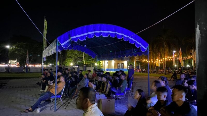 Anggota Kodim 1016/Plk Nonton Bareng Bersama Masyarakat