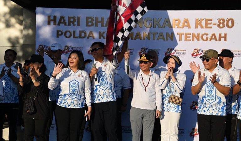 Gubernur Lepas Peserta Fun Bike dan Jalan Sehat HUT 80 Bhayangkara.