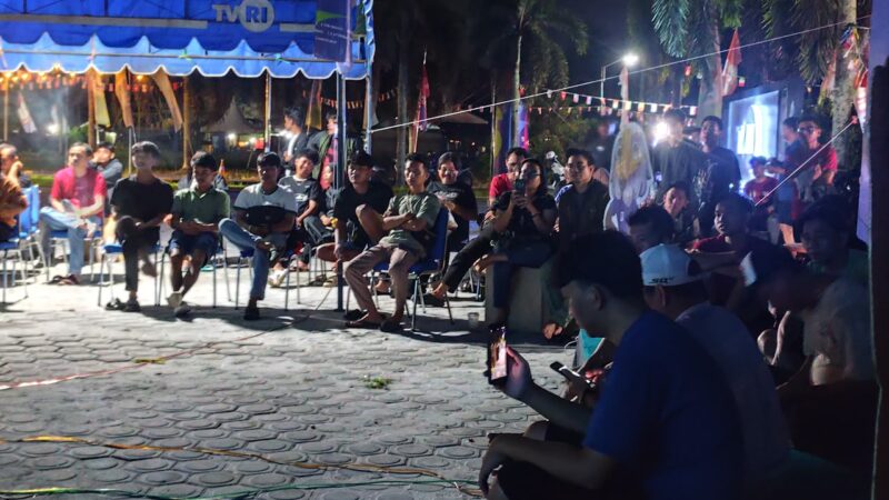 Suasana Meriah, Anggota Kodim 1016/Plk Nonton Bareng Bersama Masyarakat