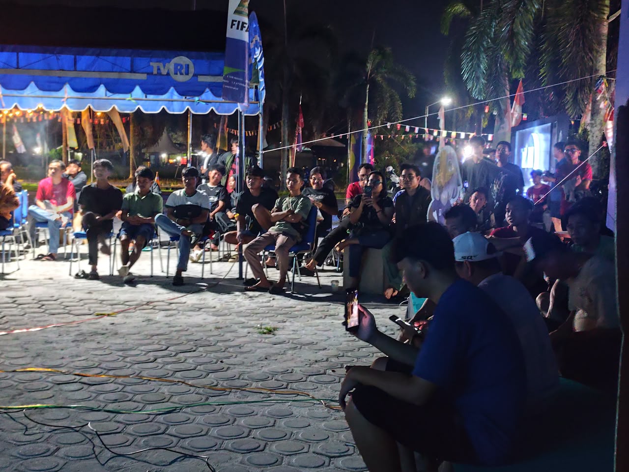 Suasana Meriah, Anggota Kodim 1016/Plk Nonton Bareng Bersama Masyarakat