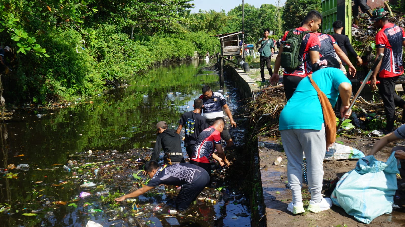 Peduli Kebersihan, Anggota Kodim 1016/Plk Laksanakan Karya Bakti Pembersihan Parit