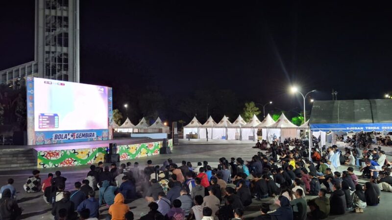 Suasana Meriah, Anggota Kodim 1016/Plk Nonton Bareng Bersama Masyarakat