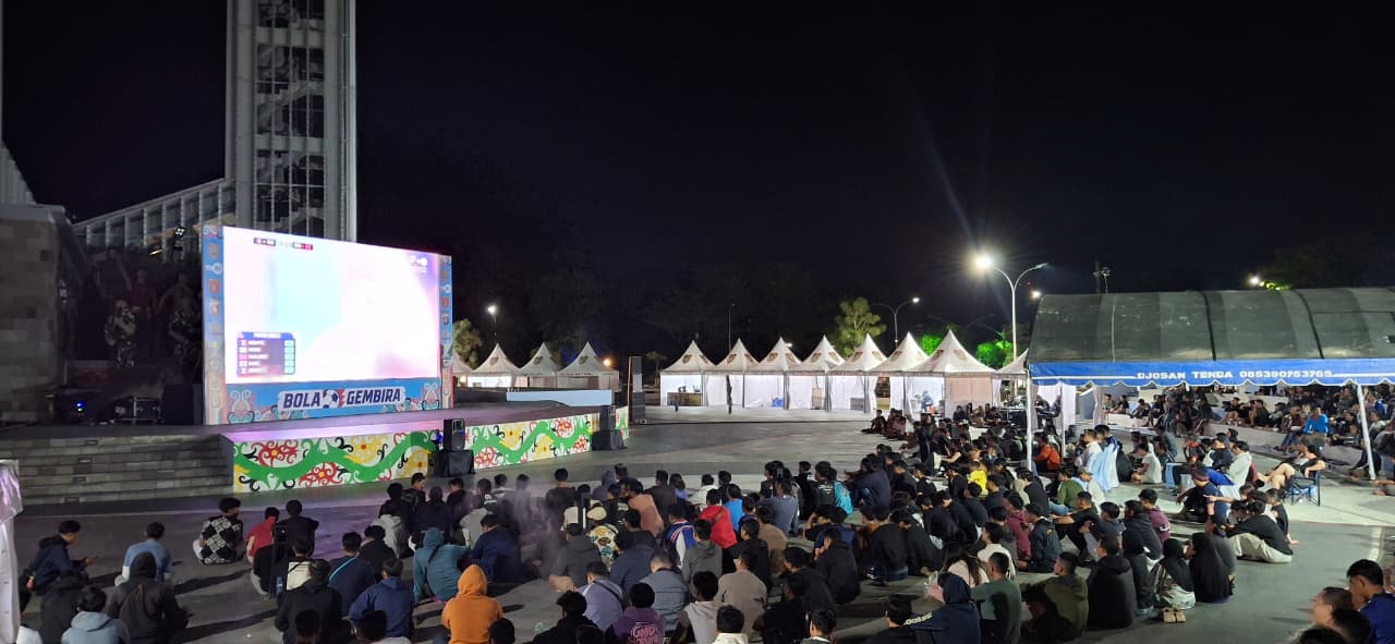 Suasana Meriah, Anggota Kodim 1016/Plk Nonton Bareng Bersama Masyarakat