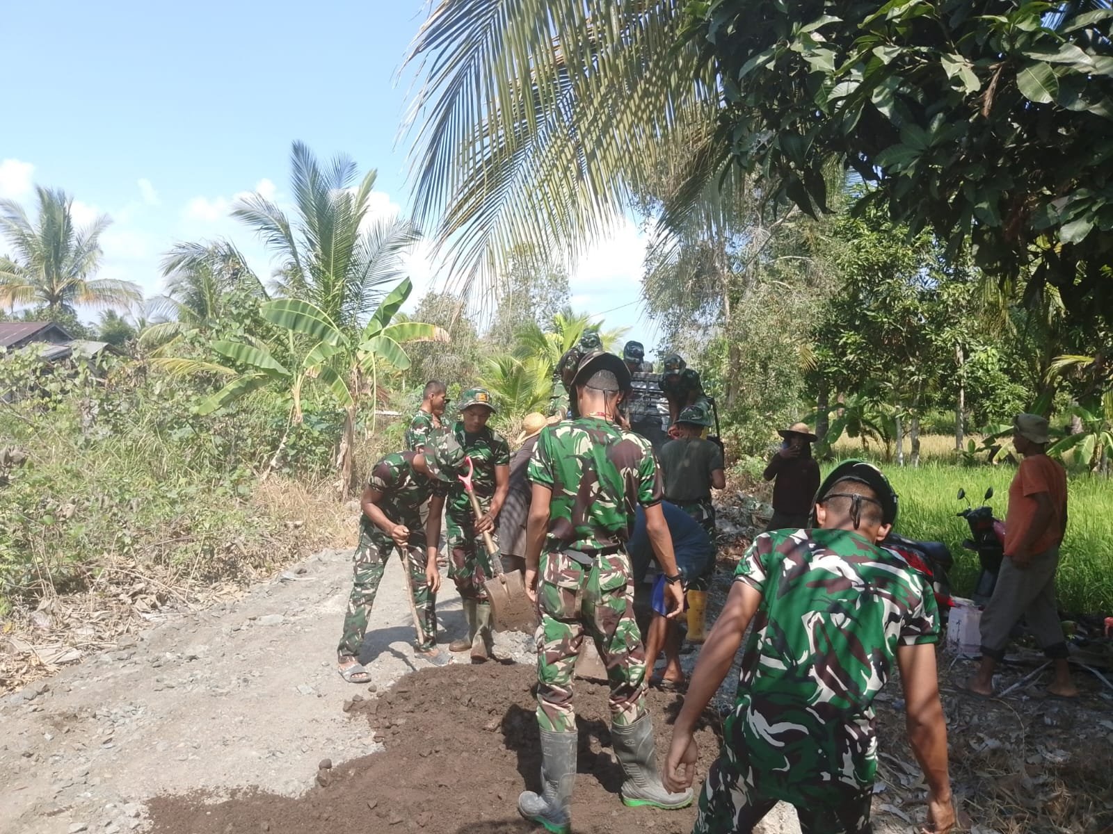 Satgas TMMD dan Warga Berjibaku, Jalan Desa Tamban Bangun Terus Berbenah